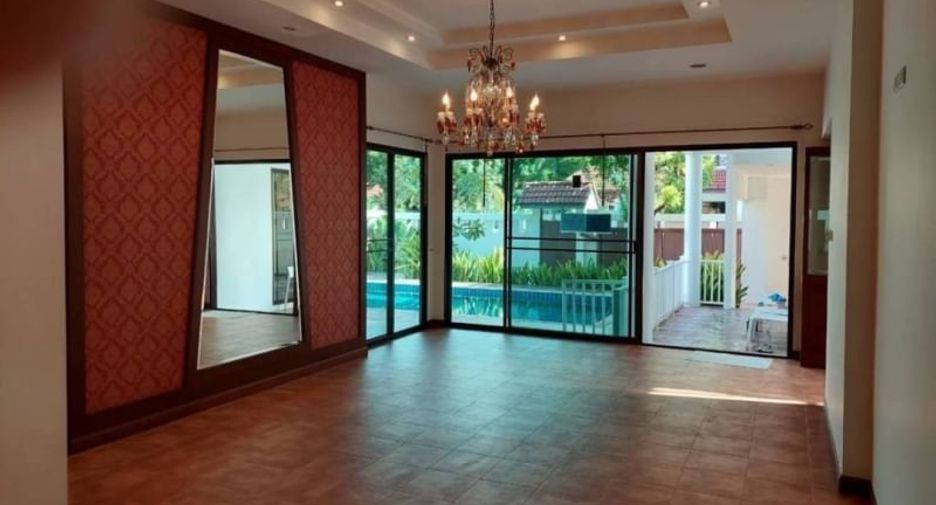 Haus zur Miete mit 4 Zimmer in Watthana, Bangkok