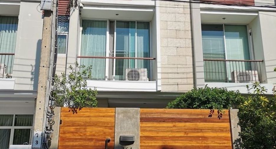 Casa en venta de 4 habitaciones en Yan Nawa, Bangkok