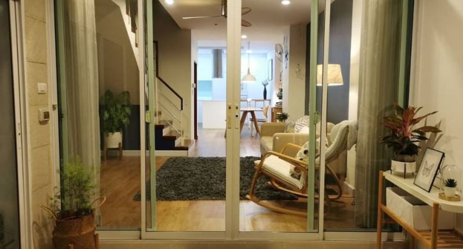 Casa en venta de 4 habitaciones en Yan Nawa, Bangkok