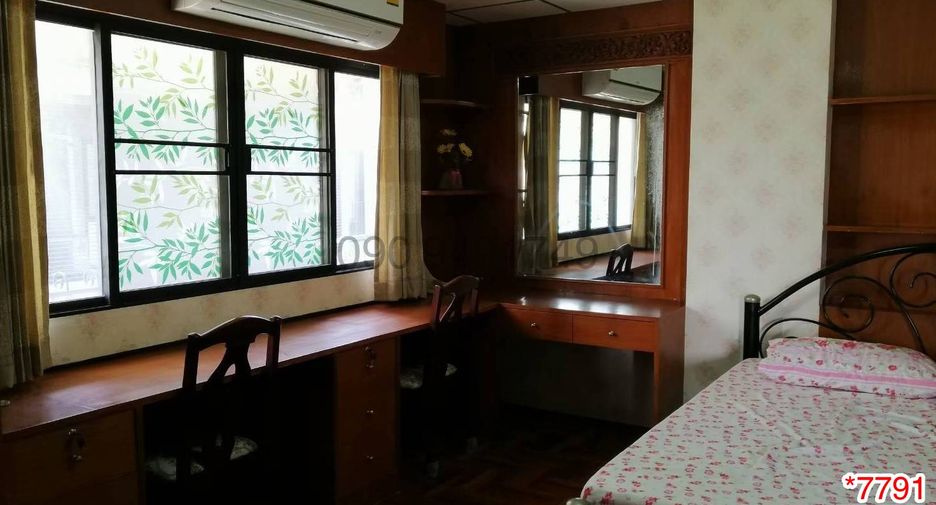 For rent 3 bed condo in Phra Khanong, Bangkok