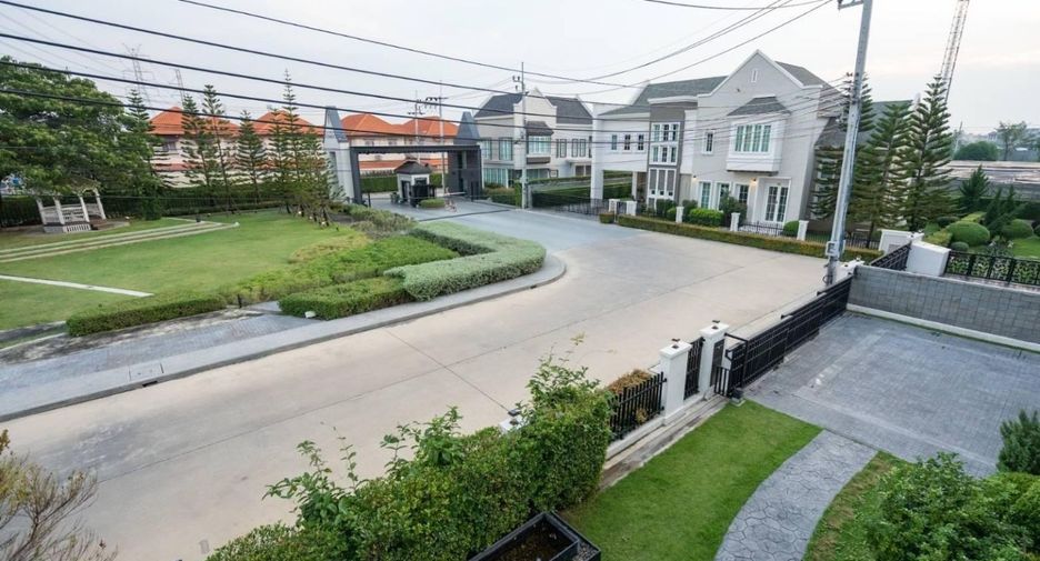 Casa en alquiler y en venta de 4 habitaciones en Bang Khae, Bangkok