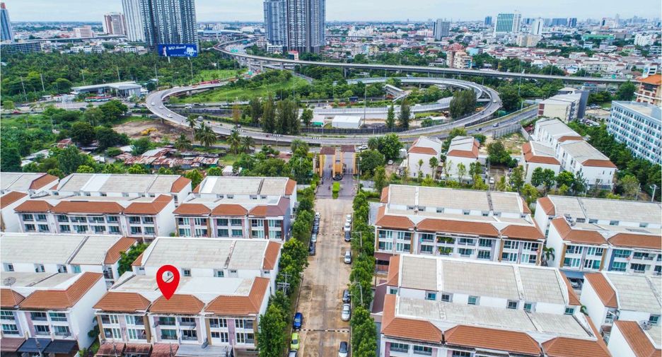 Продажа 3 спальни таунхаус в Чом Тхонг, Бангкок