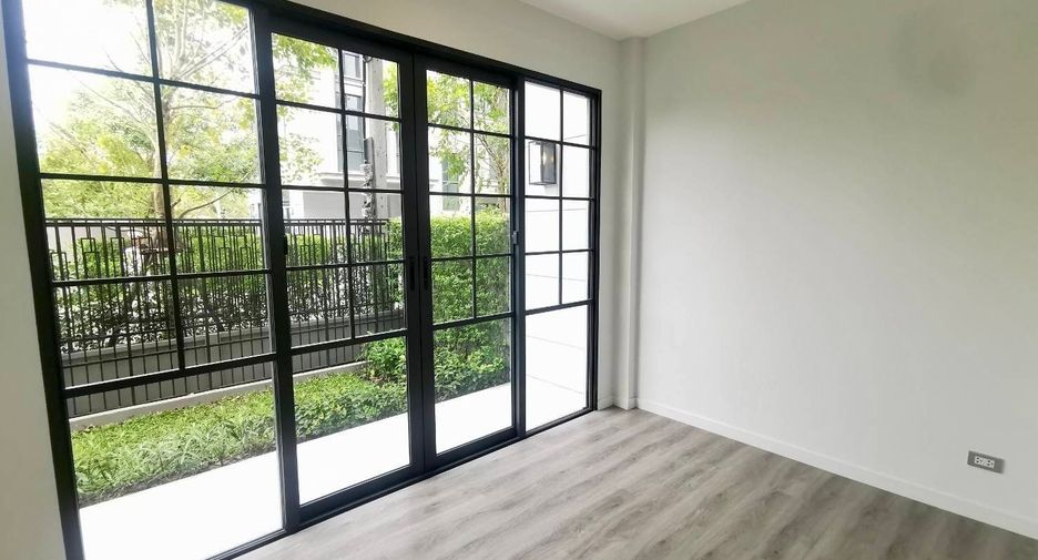 For sale 4 bedrooms house in Suan Luang, Bangkok