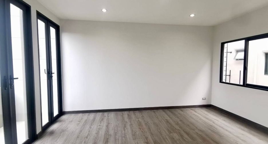 For sale 4 bedrooms house in Suan Luang, Bangkok
