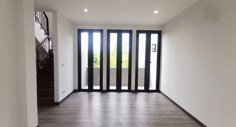 For sale 4 bedrooms house in Suan Luang, Bangkok
