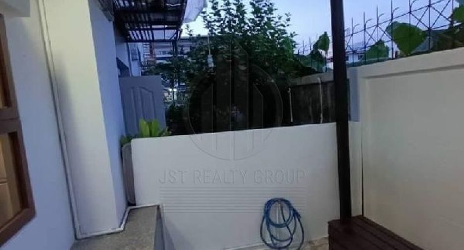 For rent 3 bedrooms townhouse in Phra Khanong, Bangkok