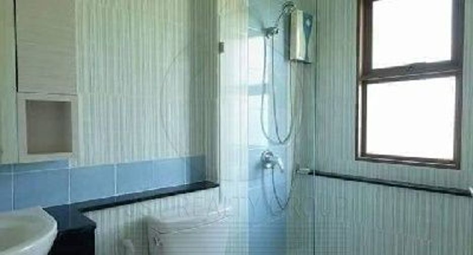 For rent 3 bedrooms townhouse in Phra Khanong, Bangkok