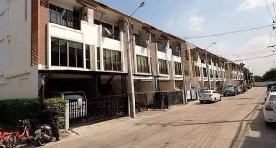 For rent 3 bedrooms townhouse in Phra Khanong, Bangkok