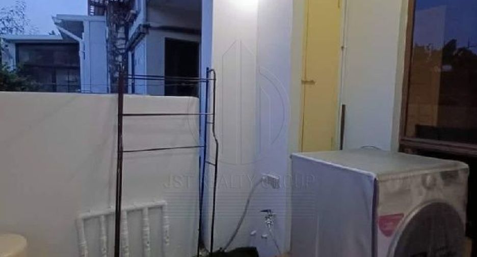 For rent 3 bedrooms townhouse in Phra Khanong, Bangkok