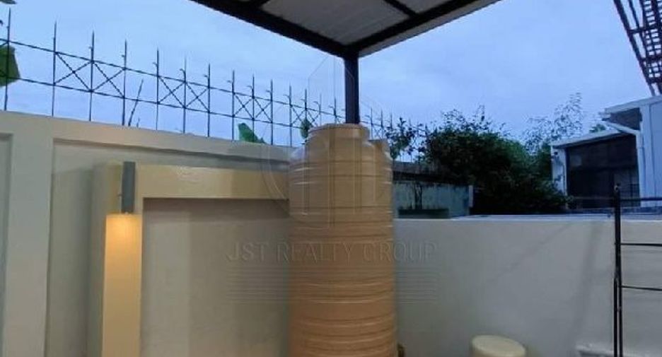 For rent 3 bedrooms townhouse in Phra Khanong, Bangkok