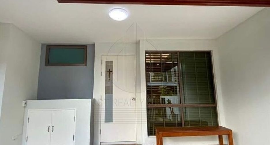 For rent 3 bedrooms townhouse in Phra Khanong, Bangkok