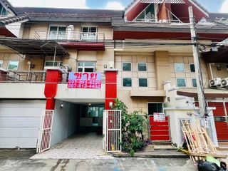 For sale 3 bed townhouse in Wang Thonglang, Bangkok