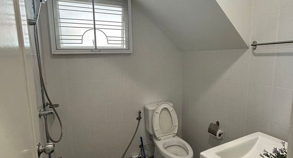Casa en alquiler de 3 habitaciones en Mueang Pathum Thani, Pathum Thani