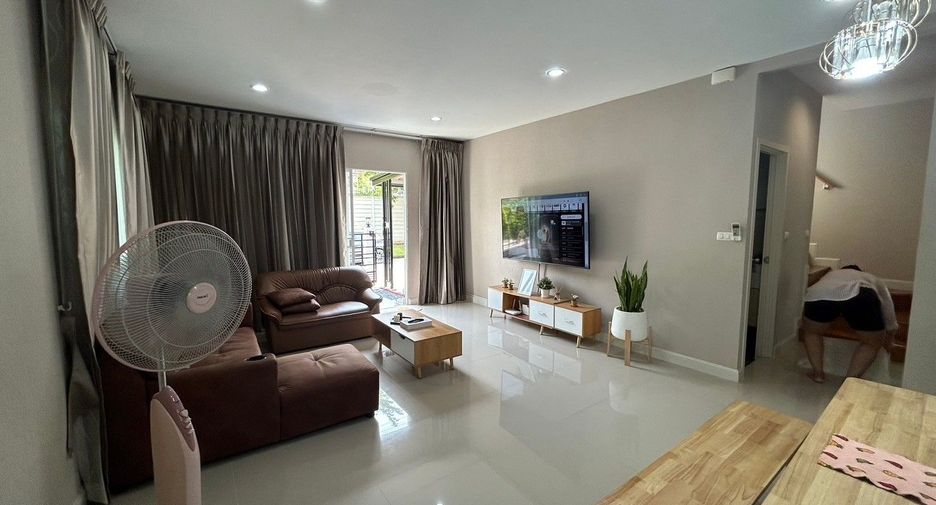 Casa en alquiler de 3 habitaciones en Mueang Pathum Thani, Pathum Thani