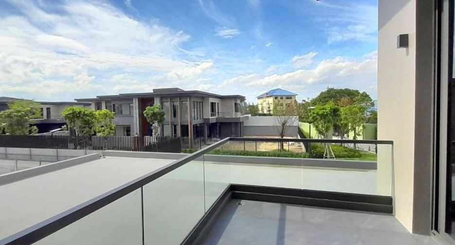 For sale 4 bedrooms house in Suan Luang, Bangkok