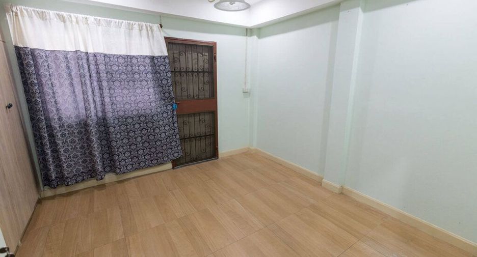 For sale 3 bed apartment in Sam Khok, Pathum Thani