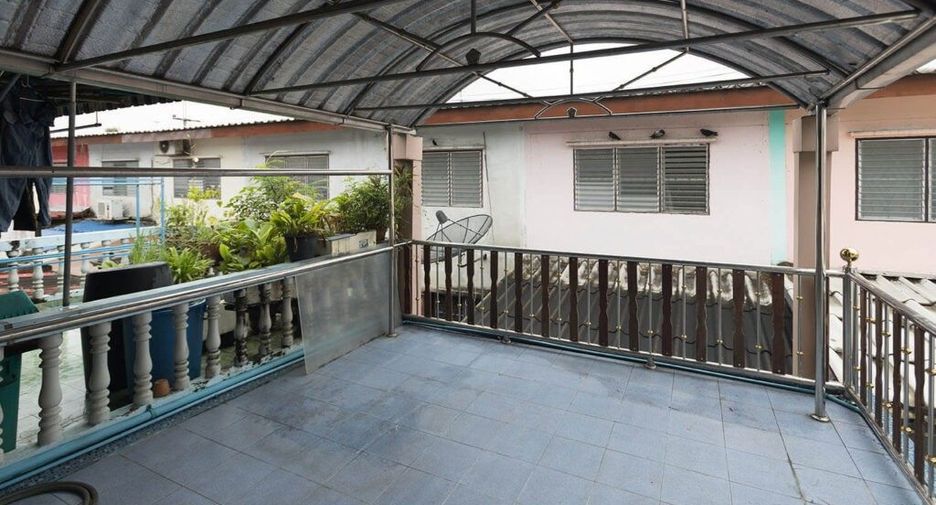 For sale 3 Beds apartment in Sam Khok, Pathum Thani