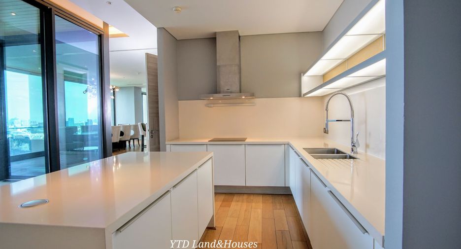 For sale 3 bedrooms condo in Pathum Wan, Bangkok