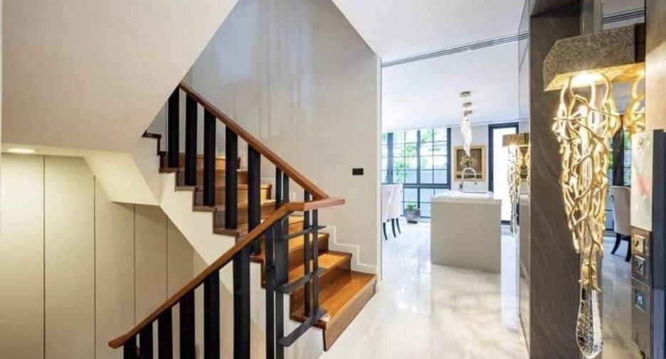 Reihenhaus zur Miete und zum Kauf mit 4 Zimmer in Watthana, Bangkok