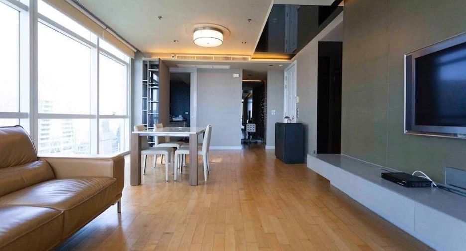 For rent 2 bedrooms condo in Pathum Wan, Bangkok