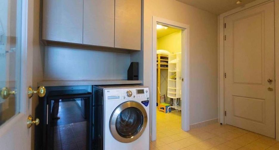 For rent 2 bedrooms condo in Pathum Wan, Bangkok