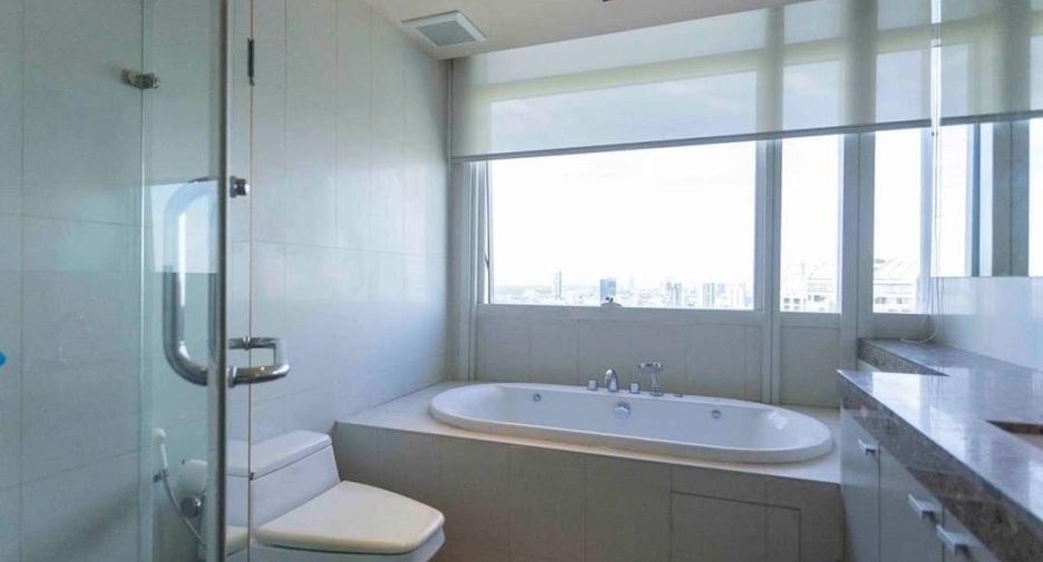For rent 2 bedrooms condo in Pathum Wan, Bangkok