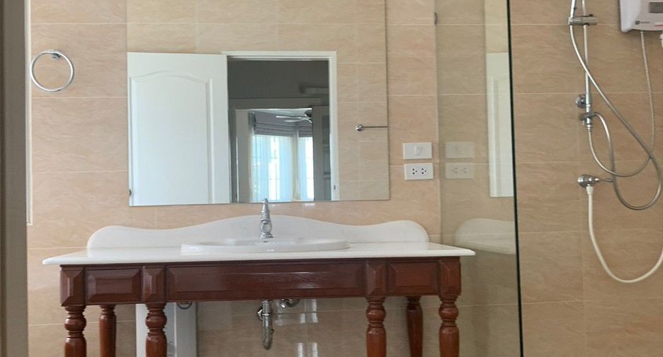 For rent 4 bedrooms villa in Bang Na, Bangkok