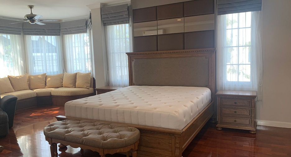 For rent 4 bedrooms villa in Bang Na, Bangkok