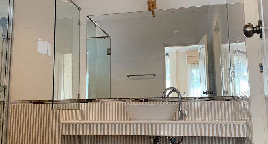 For rent 4 bedrooms villa in Bang Na, Bangkok