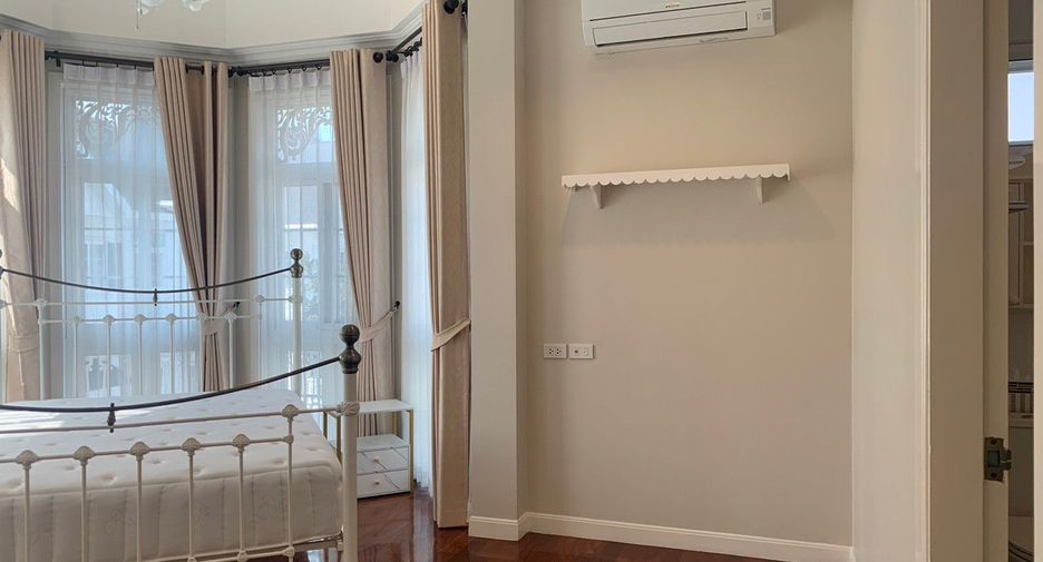 For rent 4 bedrooms villa in Bang Na, Bangkok