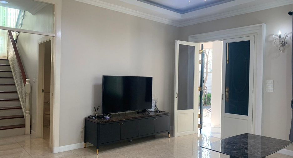 For rent 4 bedrooms villa in Bang Na, Bangkok
