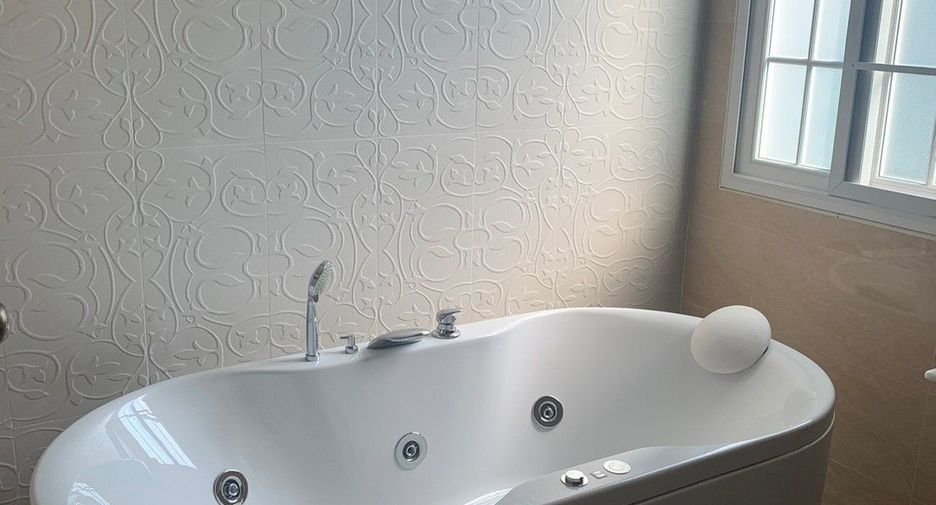 For rent 4 bedrooms villa in Bang Na, Bangkok