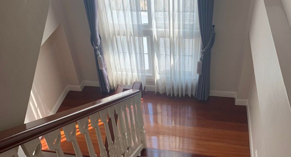 For rent 4 bedrooms villa in Bang Na, Bangkok