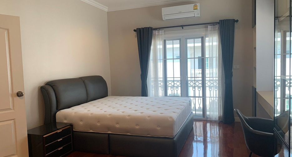 For rent 4 bedrooms villa in Bang Na, Bangkok