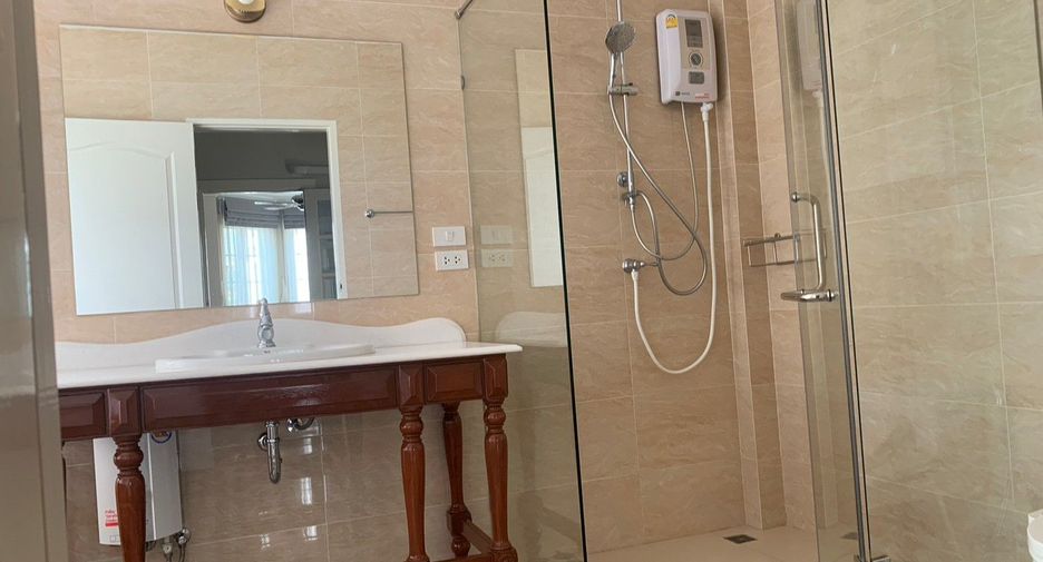 For rent 4 bedrooms villa in Bang Na, Bangkok