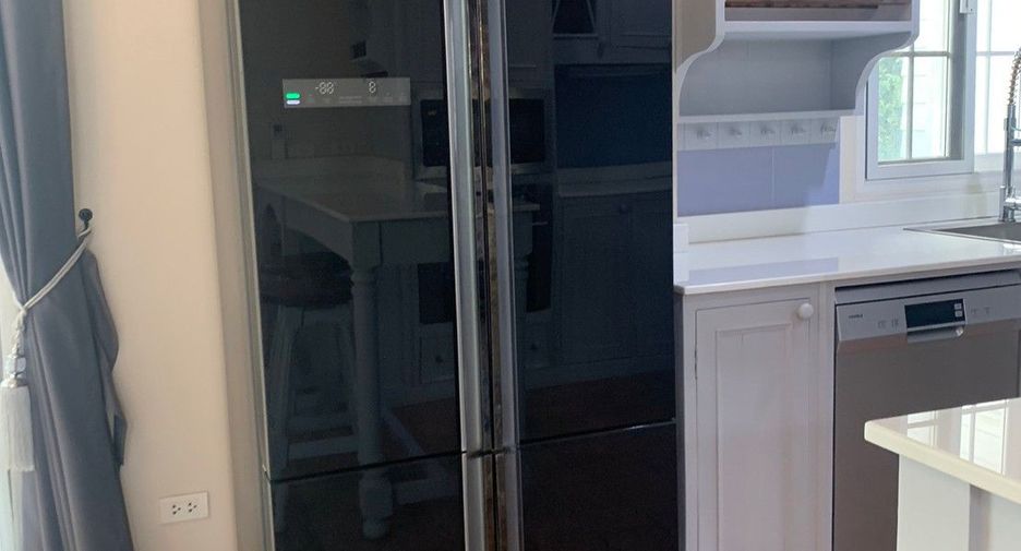 For rent 4 bedrooms villa in Bang Na, Bangkok