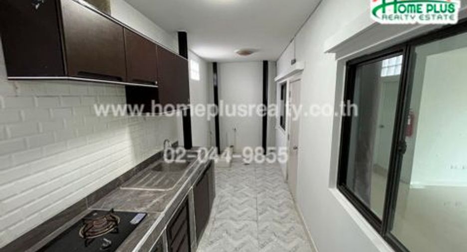 À vendre 3 chambres maison de ville à Bang Sao Thong, Samut Prakan