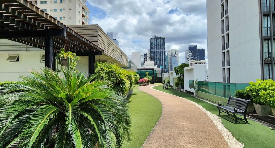 For rent and for sale 1 bed condo in Watthana, Bangkok