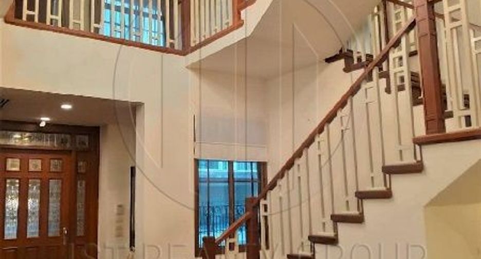 For rent 4 bedrooms house in Watthana, Bangkok