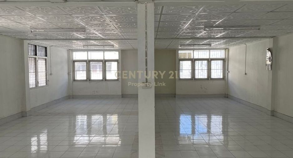 For rent 3 bedrooms retail Space in Phra Khanong, Bangkok