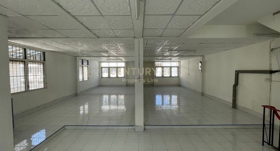 For rent 3 bedrooms retail Space in Phra Khanong, Bangkok