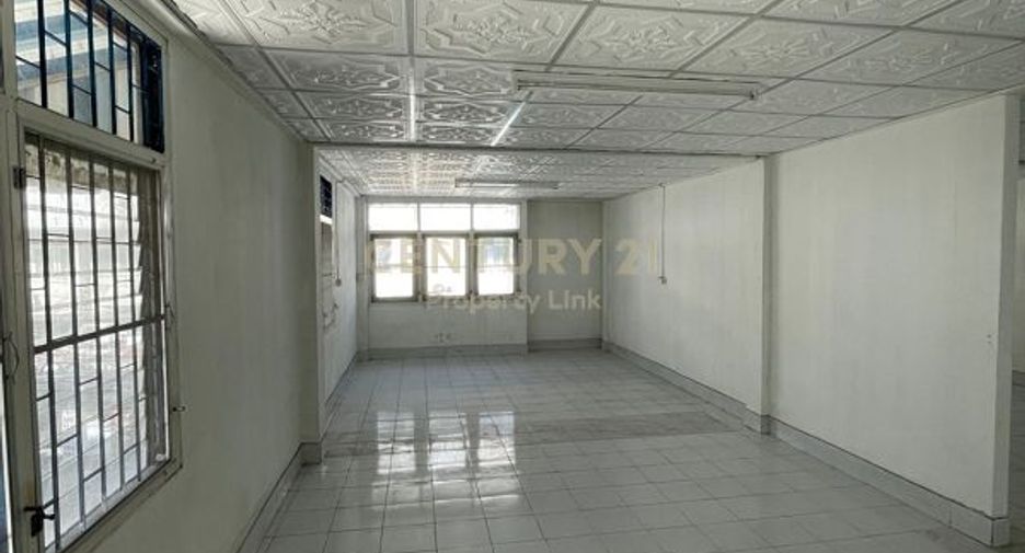 For rent 3 bedrooms retail Space in Phra Khanong, Bangkok