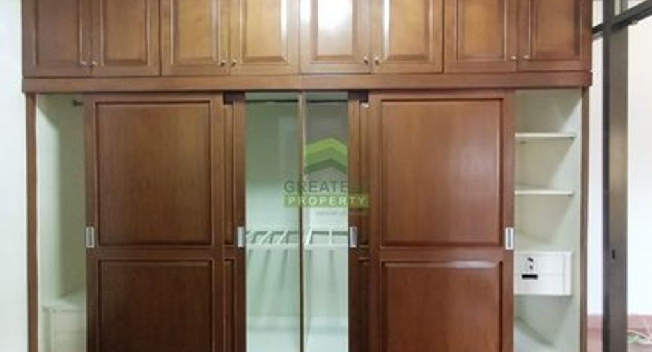 For sale 4 bedrooms townhouse in Sai Mai, Bangkok