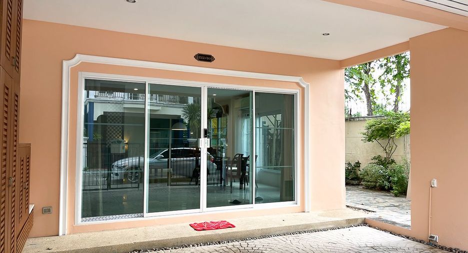 For rent 4 bedrooms townhouse in Phasi Charoen, Bangkok