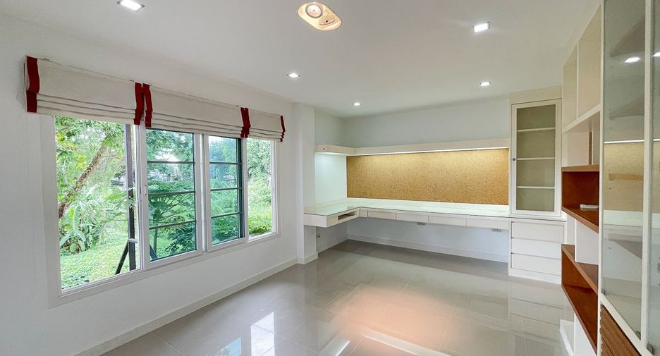 For rent 4 bedrooms townhouse in Phasi Charoen, Bangkok
