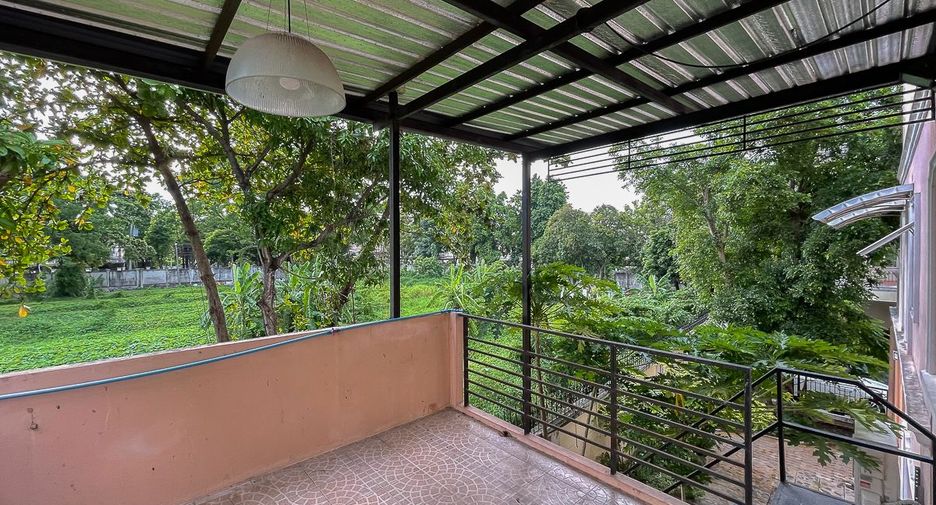 For rent 4 bedrooms townhouse in Phasi Charoen, Bangkok