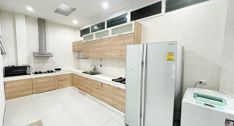 For rent 4 bedrooms townhouse in Phasi Charoen, Bangkok