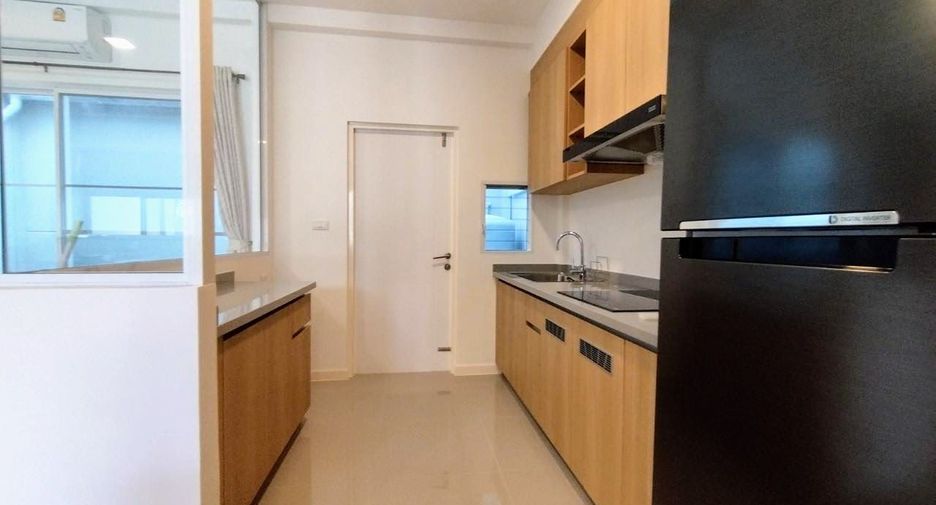 For rent 3 bedrooms townhouse in Prawet, Bangkok