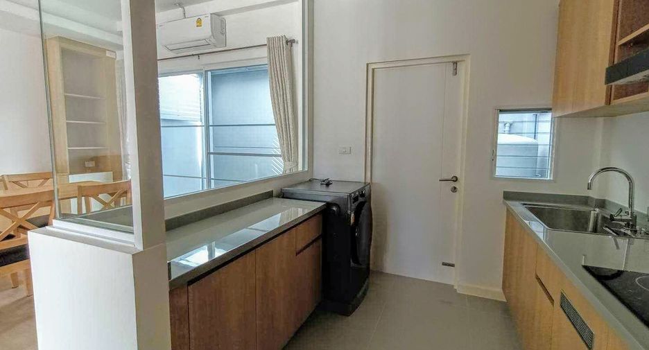 For rent 3 bedrooms townhouse in Prawet, Bangkok