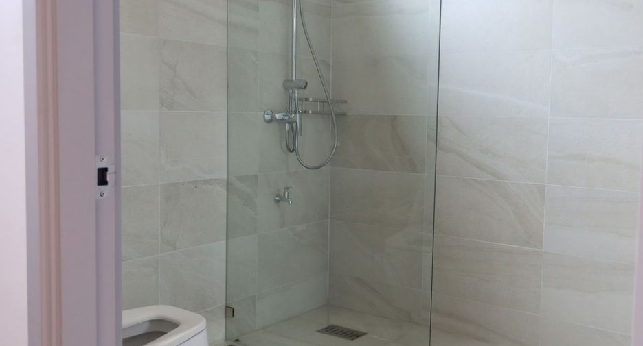 Condo en alquiler de 3 habitaciones en Khlong Toei, Bangkok